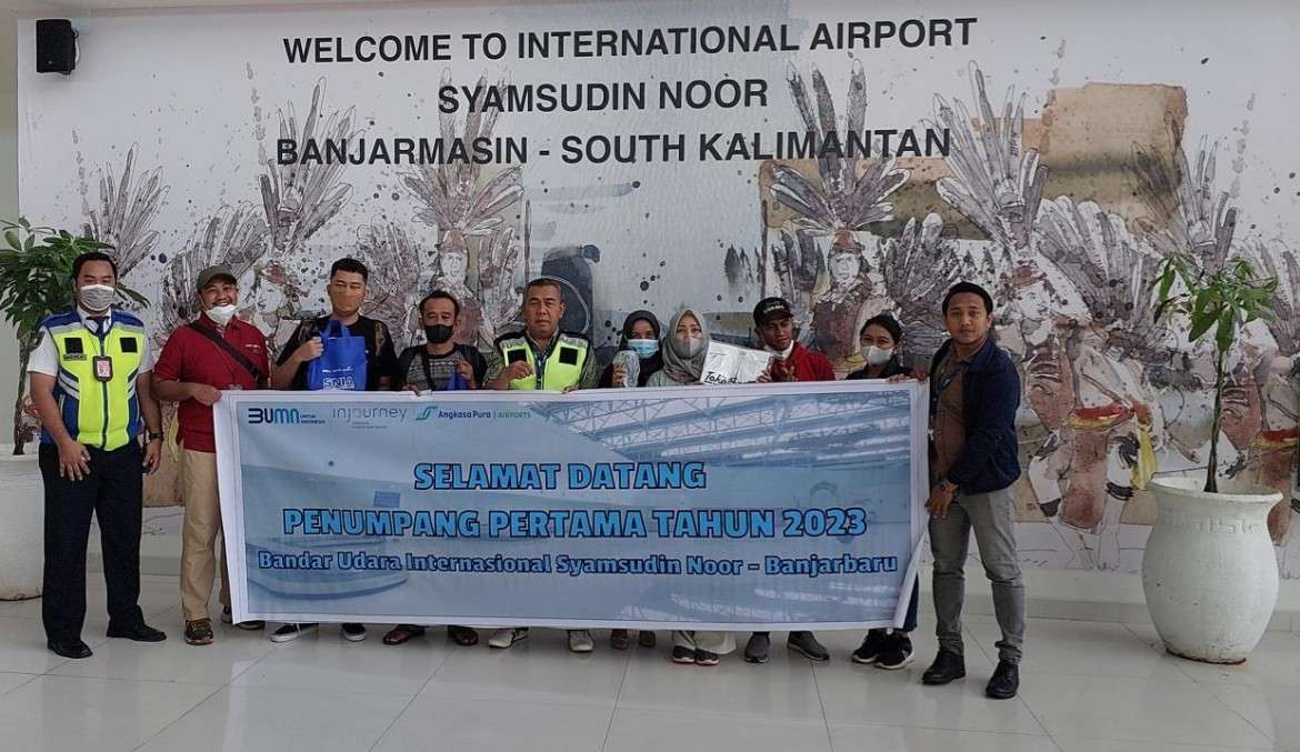 Lepas Sambut Tahun Baru, Bandara Internasional Syamsudin Noor Berikan Tanda Mata Penumpang