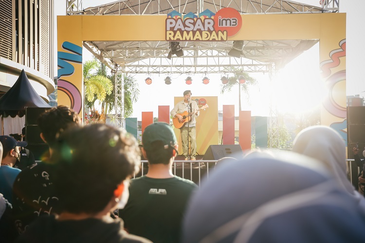 Rendy Pandugo Memeriahkan Pasar Ramadhan IM3 Banjarmasin dengan Lagu-lagu Hits