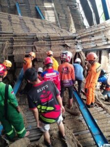 Bangunan Pabrik Karet di Bati Bati Ambruk, Tim Sar Gabungan Terjun Lakukan Evakuasi