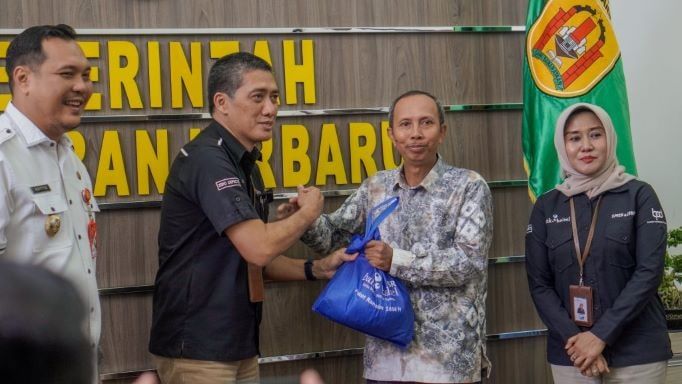 Bank Kalsel Serahkan Paket Ramadhan ke Pensiunan ASN dan Wartawan Kota Banjarbaru