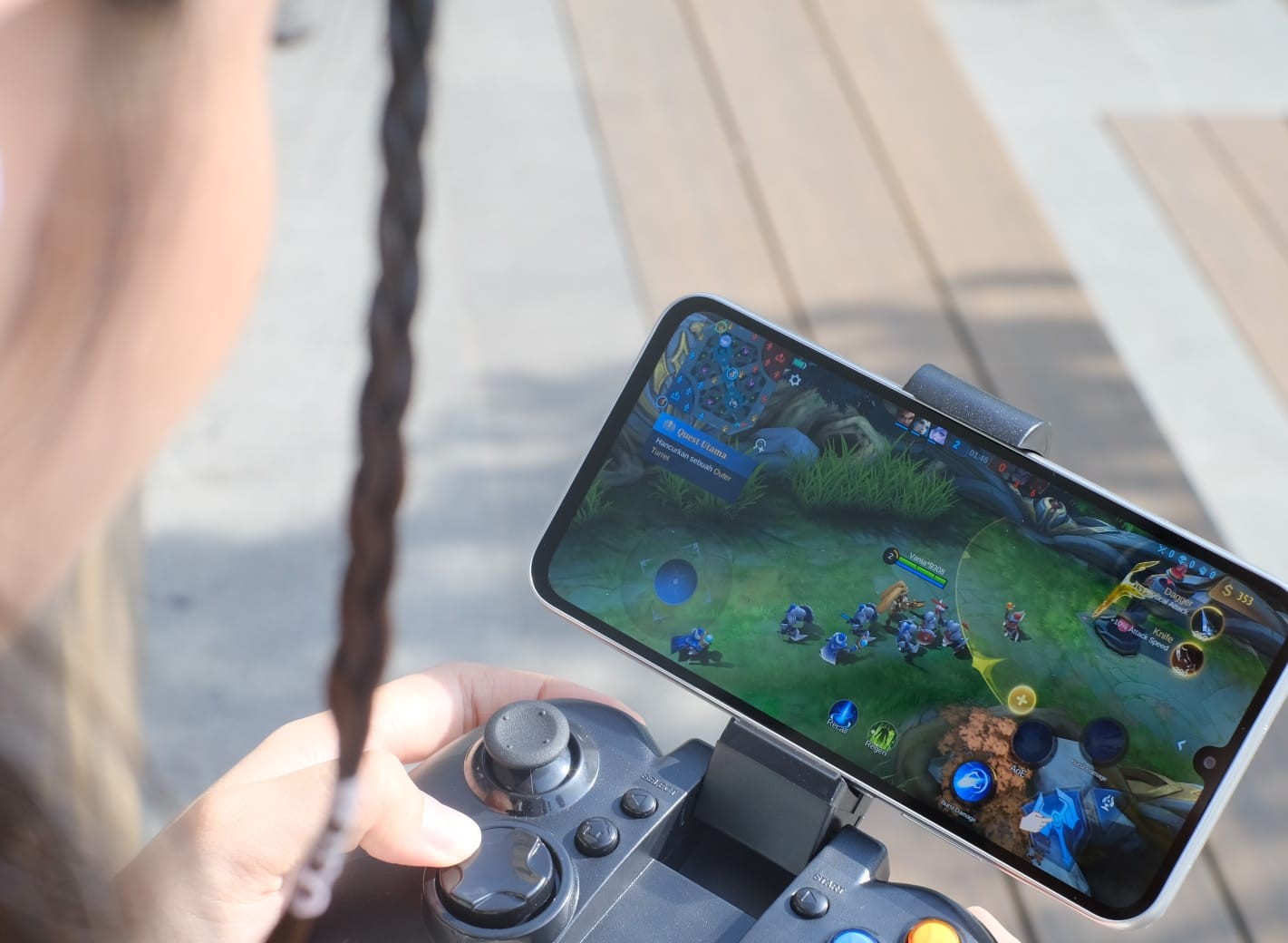 Main game makin mulus dengan layar Super AMOLED 240Hz Touch Sampling Ratedi Galaxy A34 5G, baik di outdoor siang hari maupun di dalam ruangan yang gelap