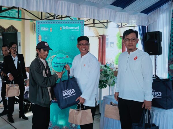 Telkomsel Siaga RAFI 2023_1: Telkomsel menggelar rangkaian program Corporate Social Responsibility (CSR) pada momen Ramadan dan Idulfitri 1444 H (RAFI 2023) dengan berbagi bantuan kepada penerima manfaat yang terdiri dari 280 penyandang disabilitas, 280 guru mengaji, 1.800 masyarakat duafa, 28 masjid, serta 280 yayasan di Indonesia. Informasi lengkap mengenai Program Telkomsel Siaga RAFI 2023 dapat diakses melalui tsel.id/nyalakankebersamaan.