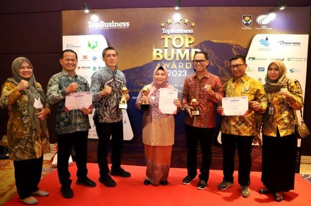 Bank Kalsel Dianugerahkan Predikat BPD Bintang 5 Pada TOP BUMD Awards 2023