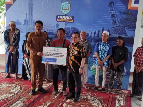 Bupati Banjar di Dampingi Direktur UPZ Bank Kalsel Serahkan Bantuan Korban Kebakaran di Desa Pekauman Ulu