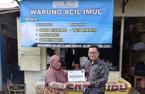 Bank Kalsel Beri Bantuan Modal Usaha kepada Ibu Tri Mulyati