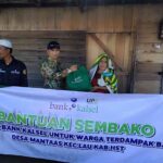 Salurkan Ratusan Paket Sembako Dari Bank Kalsel Cabang Barabai Bagi Warga Desa Mantaas