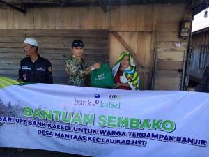 Salurkan Ratusan Paket Sembako Dari Bank Kalsel Cabang Barabai Bagi Warga Desa Mantaas