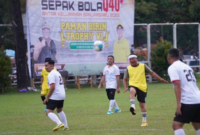 Gubernur Kalsel  Buka Turnamen Sepak Bola U-40 Antar Kelurahan, Laga Pemprov Vs Bank Kalsel