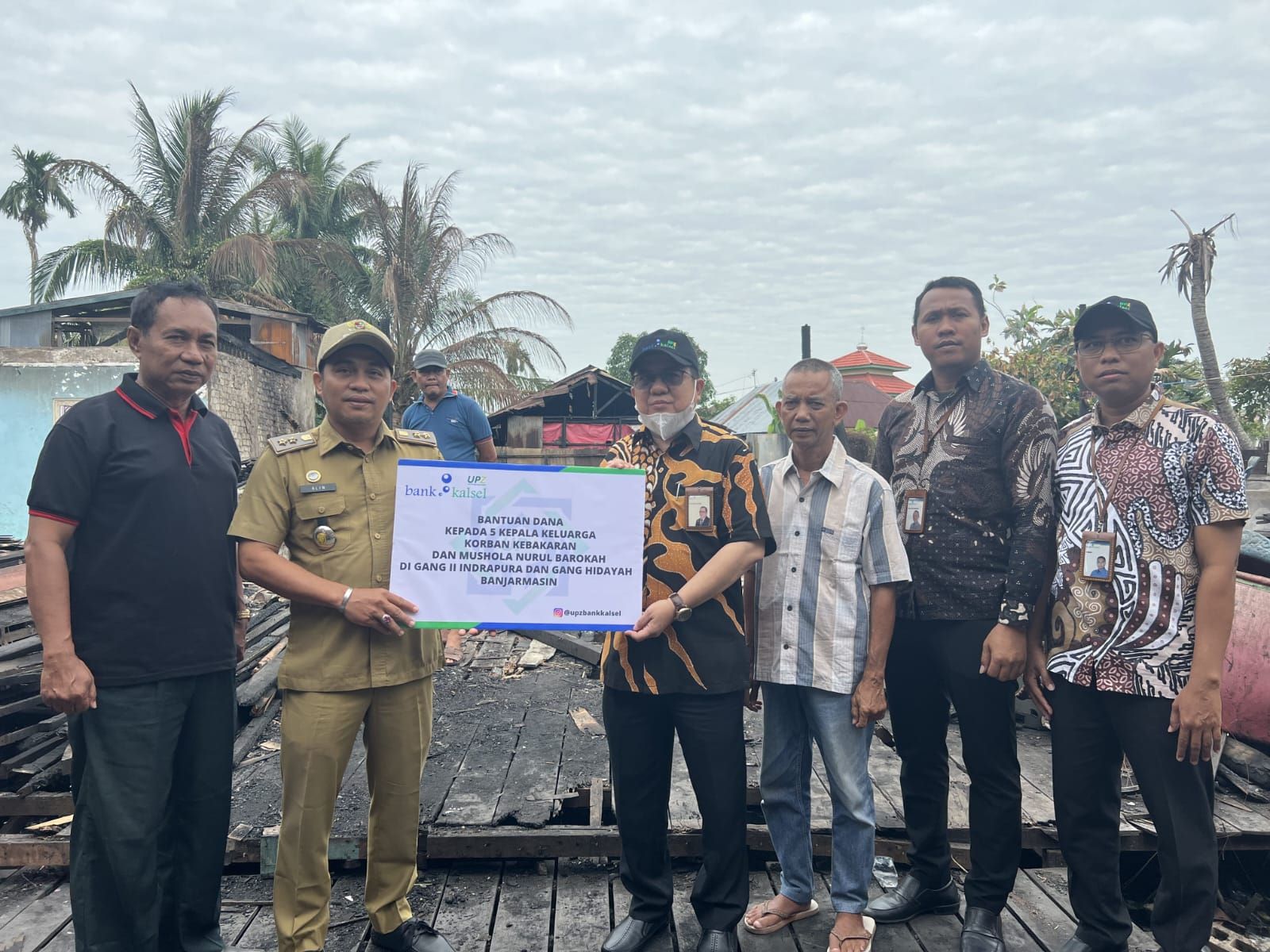 Sambangi Warga Gang Indrapura II Korban Kebakaran, UPZ Bank Kalsel Serahkan Bantuan