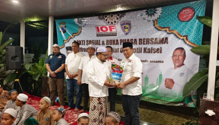 Ketua IOF Kalsel Haryaadi membagikan bingkisan kepada pengurus anak yatim. 