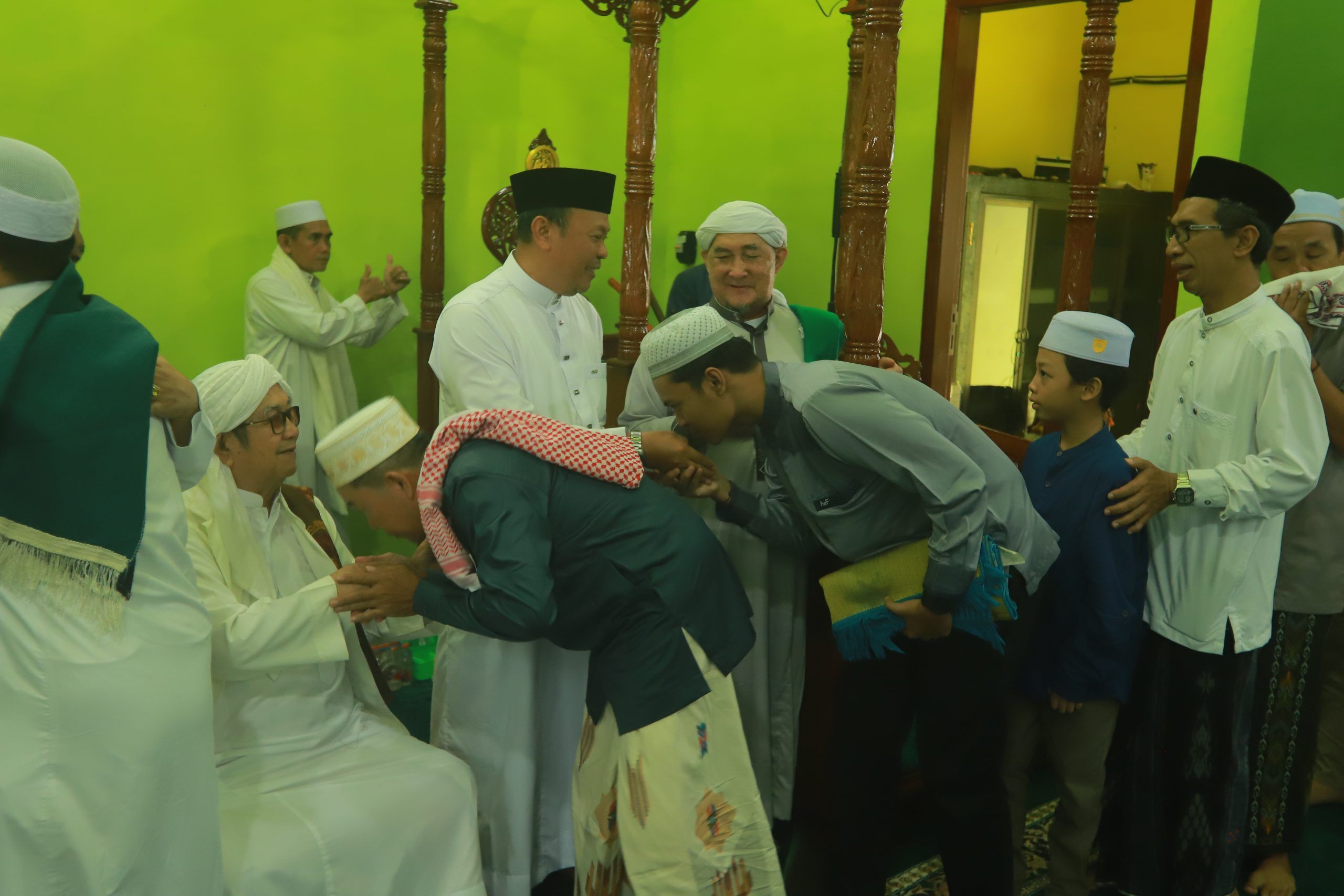 Pj Bupati Batola Mujiyat Laksanakan Sholat Idul Fitri di Masjid Nurul Anwar