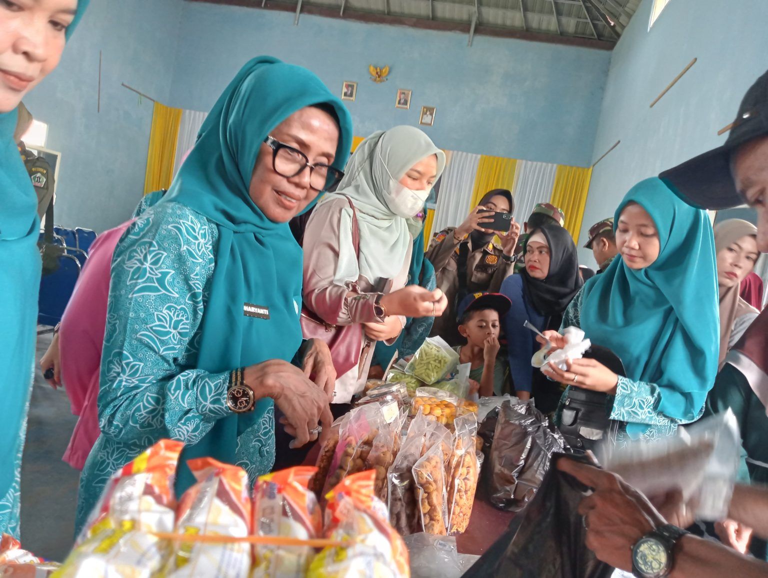 Pj Ketua Tim PKK Kab Barito Kuala Buka Pasar Murah Ramadhan 1445 H di Kec Tamban dan Mekarsari