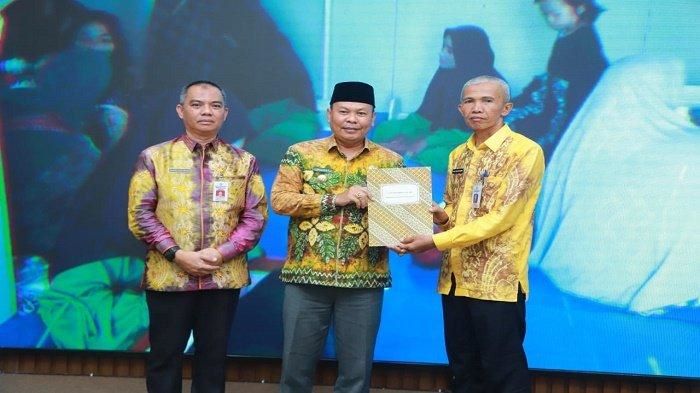 Pj Bupati Mujiyat Berikan Penghargaan TPPS Batola Berhasil Turunkan Angka Stunting