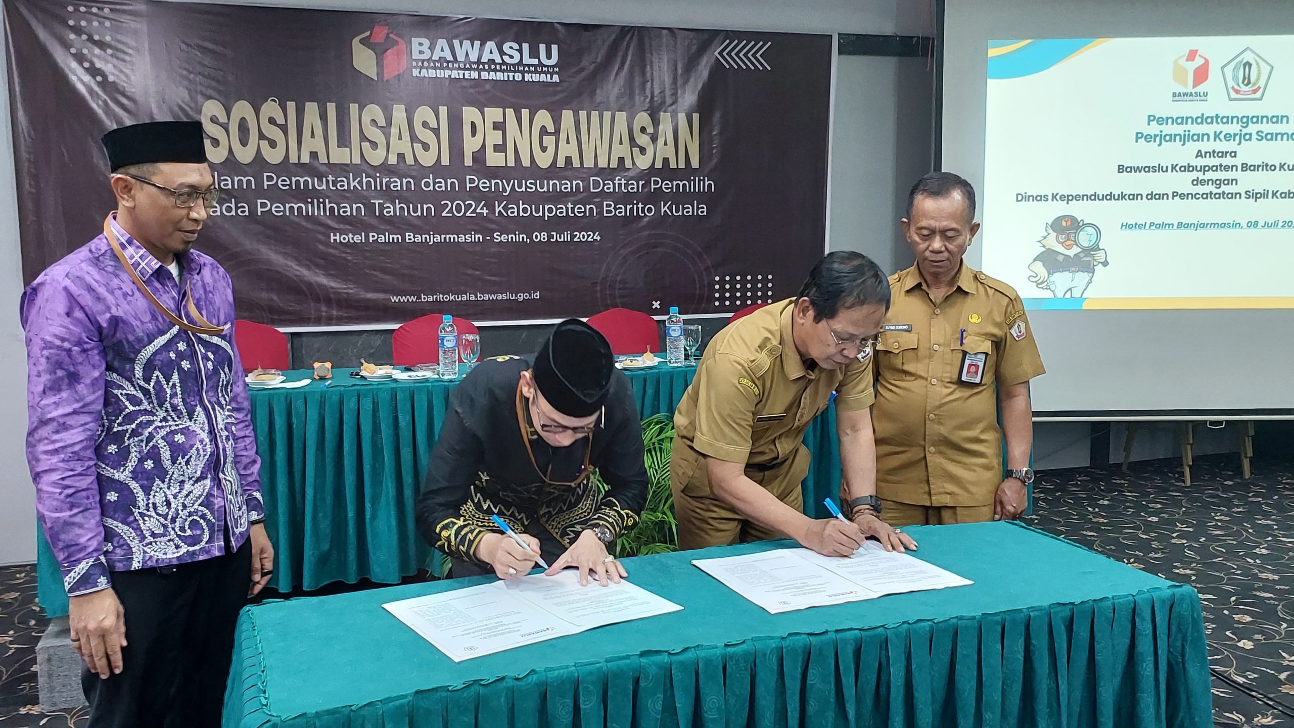 Bawaslu Batola dan Disdukcapil Batola Tanda Tangani MoU Strategis untuk Pilkada 2024