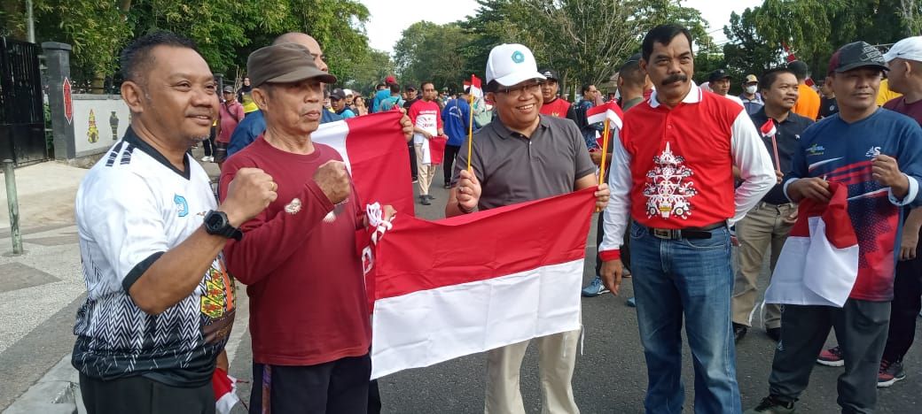 Menyambut HUT RI ke 79, Pemkab Kapuas Bagikan Bendera ke Warga