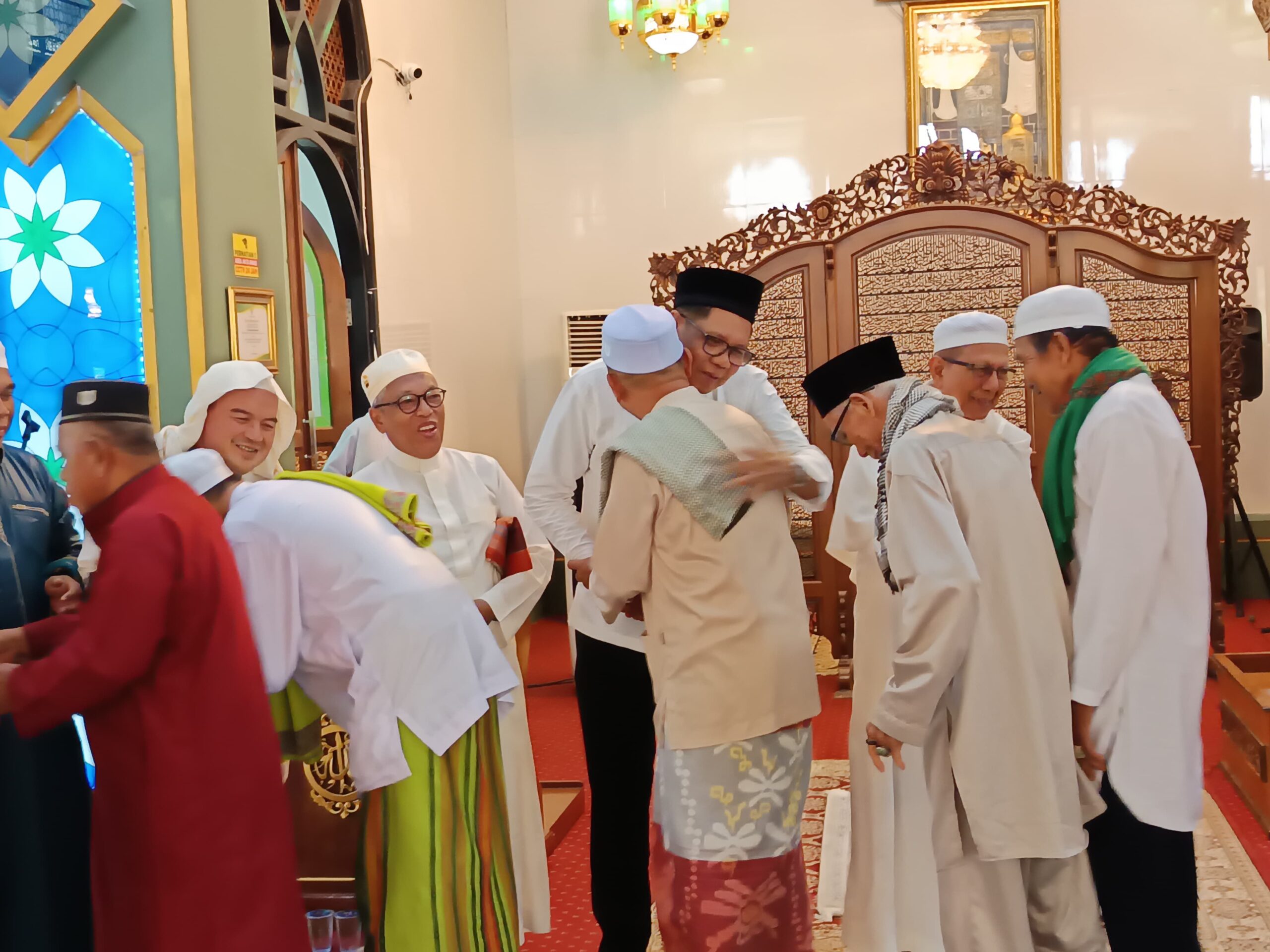 Pj Bupati Kapuas yang Baru, Ir. H. Darliansjah, Awali Kepemimpinan dengan Semangat Kebersamaan di Masjid Agung Al Mukarram Amanah