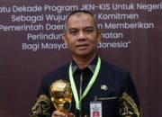 Barito Kuala Raih Penghargaan UHC Awards 2024, Plh. Bupati Zulkipli Yadi Noor Terima Penghargaan