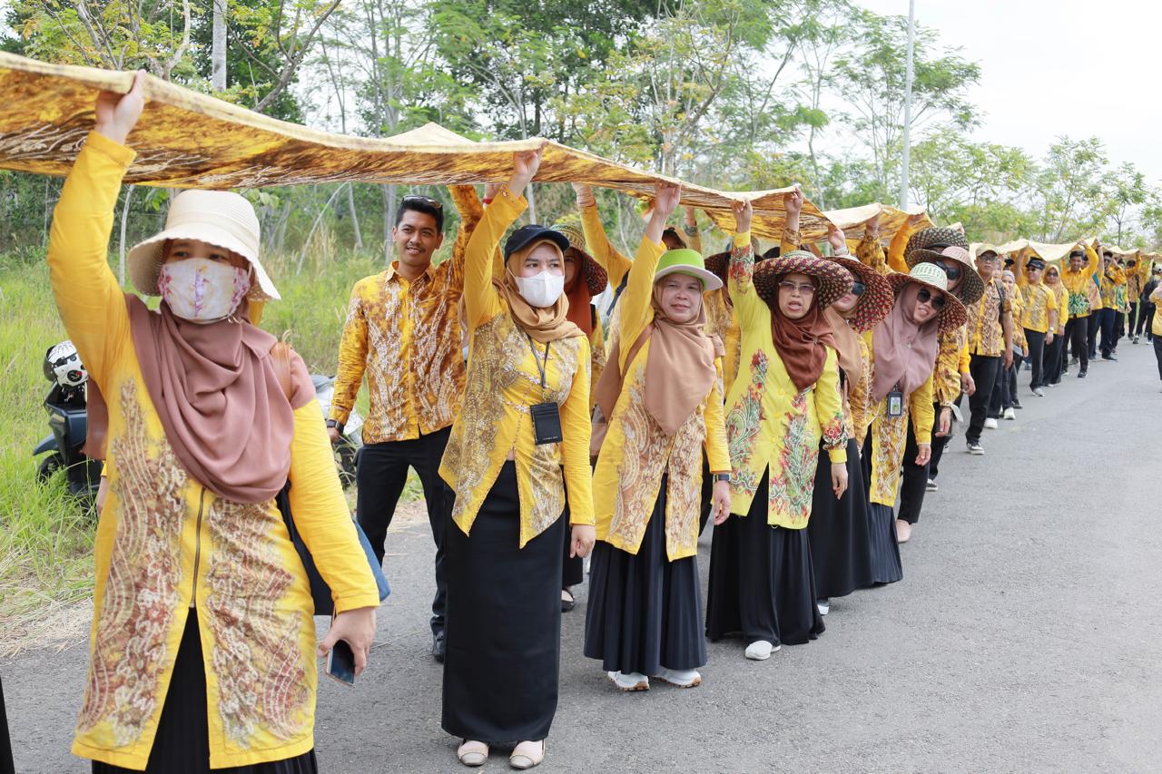 Kalsel Catat Rekor MURI dengan Pembentangan Kain Sasirangan Terpanjang di Dunia