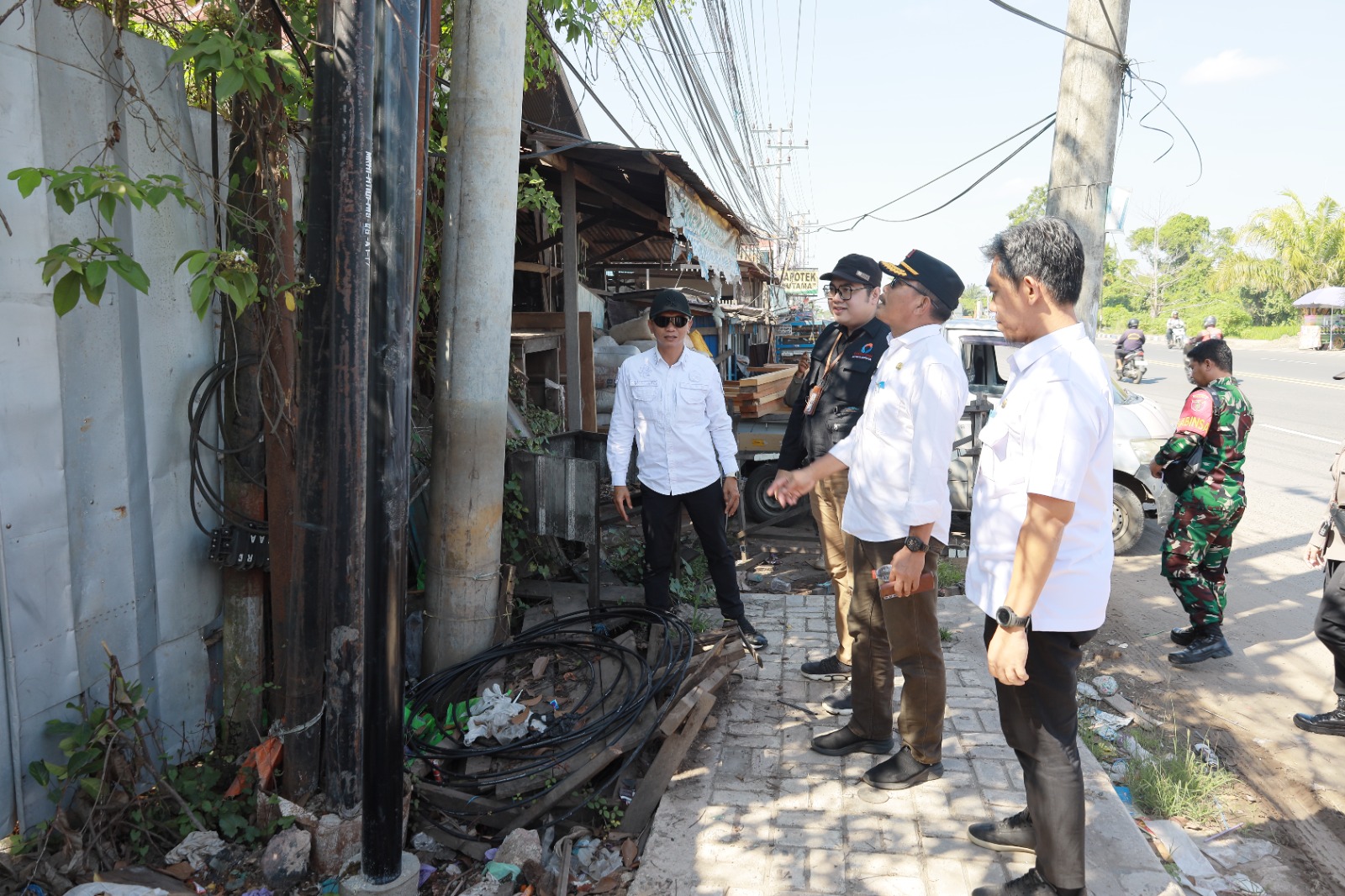 Ombudsman Kalsel dan Pemkab Batola Ambil Langkah Tindak Lanjut Kabel Semrawut di Handil Bakti