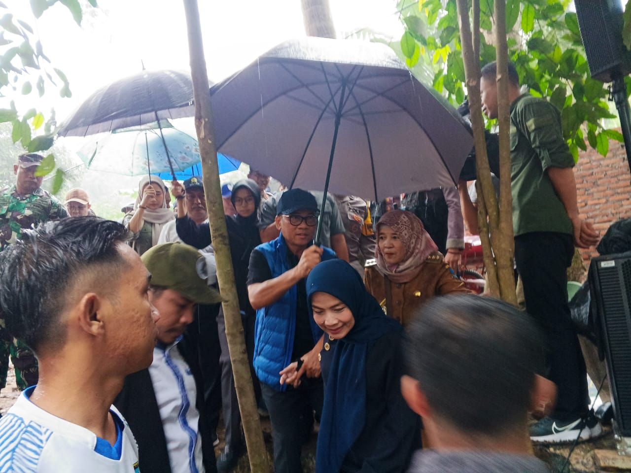 “Sepasang Kekasih” di Jembatan Baduy Kecil Pada Peringatan HKSN 2024