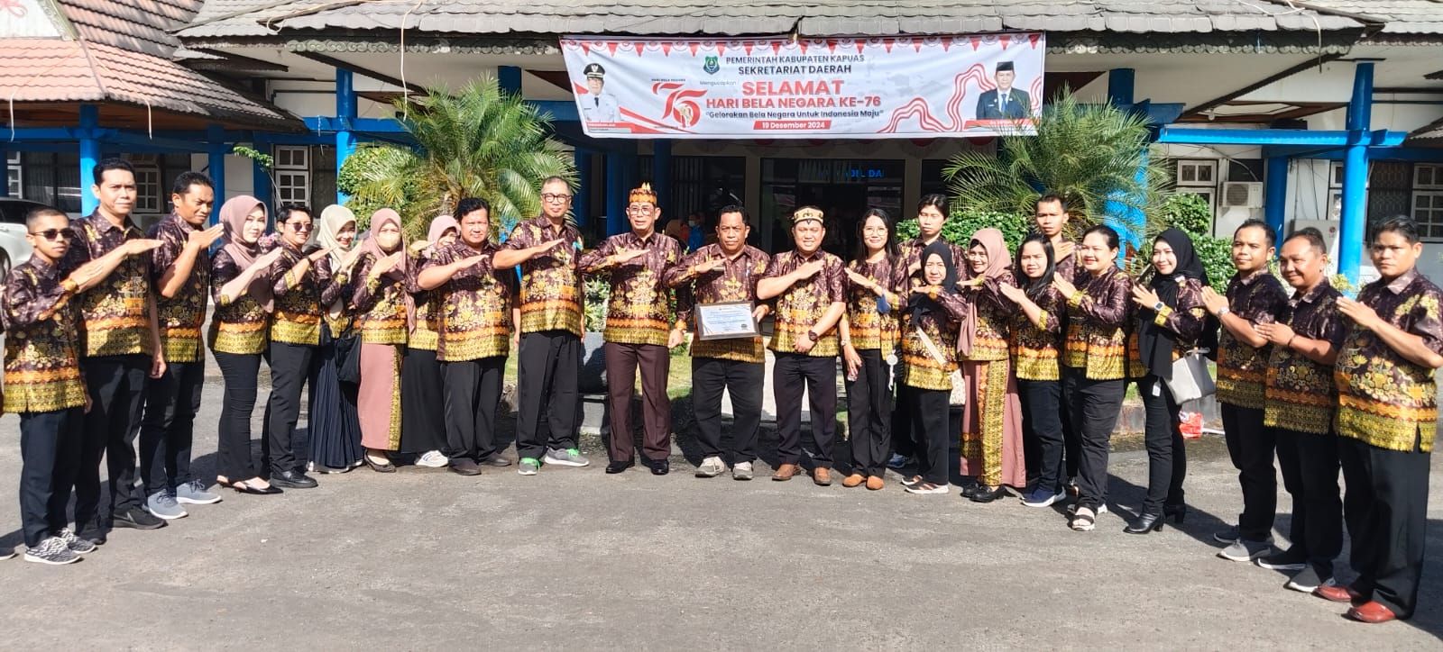 DPMPT-SP Kabupaten Kapuas Terima Piagam Penghargaan dari Ombudsman Predikat Kualitas Tinggi dalam Pelayanan Publik