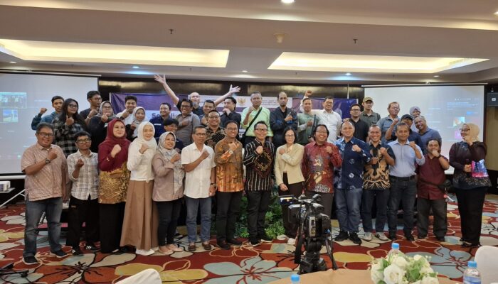 Anggota Komite Tanggung Jawab Perusahaan Platform Digital untuk Mendukung Jurnalisme Berkualitas dan insan pers di Kalimantan Selatan berfoto bersama dalam acara sosialisasi Perpres Nomor 32 Tahun 2024 di Banjarmasin, Kalimantan Selatan, Sabtu (21/12/2024).