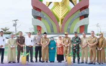 Pj. Bupati Batola Resmikan Tugu Bundaran Rumpiang dan Jembatan Sei Tabuk Ulu Benteng