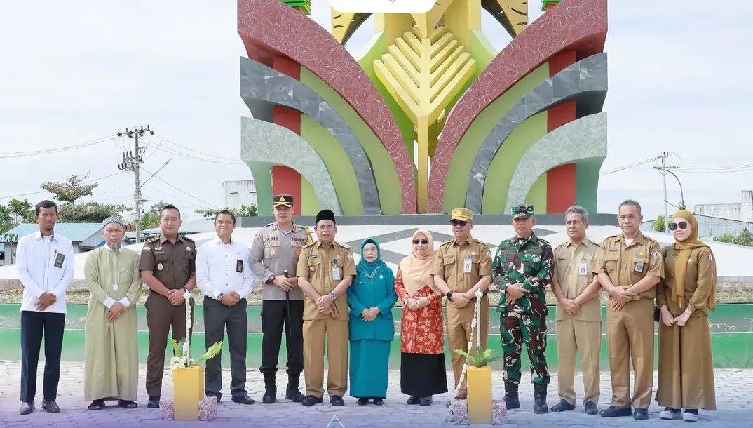 Pj. Bupati Batola Resmikan Tugu Bundaran Rumpiang dan Jembatan Sei Tabuk Ulu Benteng