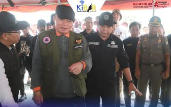 Pj Bupati Dinansyah Dampingi Gubernur Kalsel Serahkan Bantuan Korban Banjir di Mandastana