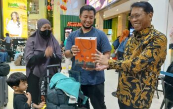 Dirut KAI Sapa Pelanggan dan Sampaikan Permohonan Maaf atas Keterlambatan KA Akibat Banjir di Grobogan