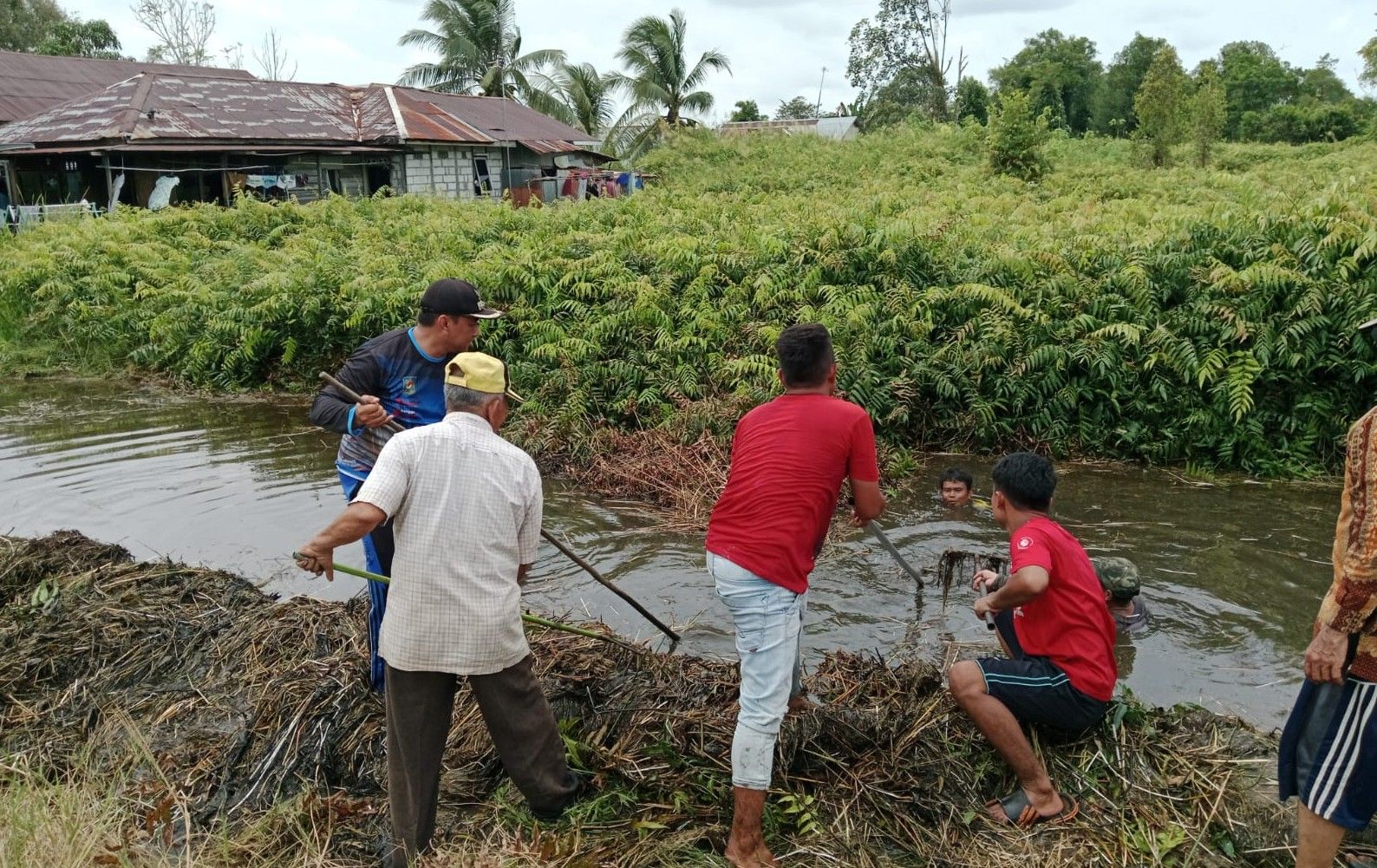 Kelurahan Selat Utara Kabupaten Kapuas dan Warga Laksanakan Kerja Bakti Bersihkan Handel