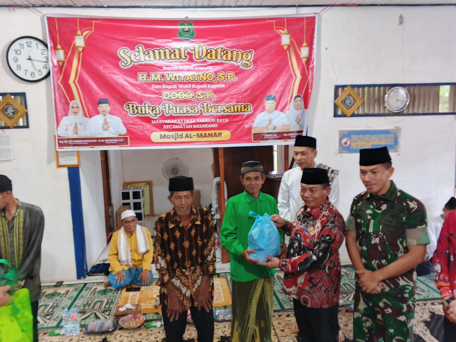 H M Wiyatno Safari Ramadhan dimasjid Al-Manar Desa Tambun Raya Kecamatan Basarang