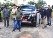 Respon Cepat Bupati Kapuas adanya Jalan Rusak “Begini Pernyataannya”.