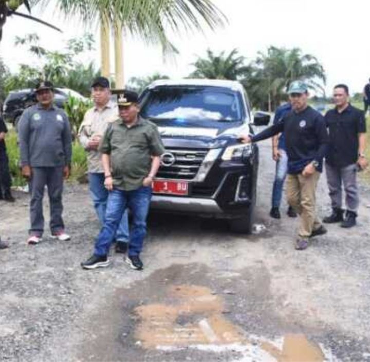 Respon Cepat Bupati Kapuas adanya Jalan Rusak “Begini Pernyataannya”.