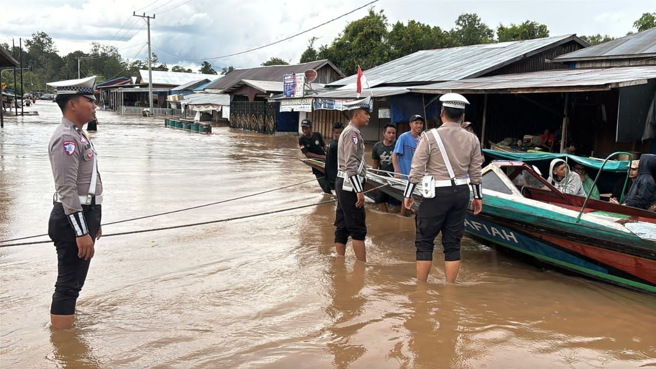 Polres Kapuas Pantau Langsung Lokasi Banjir di Bukit Batu