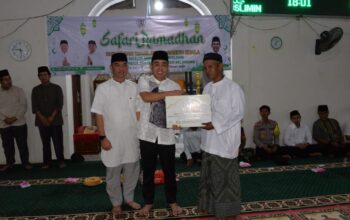 Wakil Bupati Barito Kuala Serahkan Bantuan di Safari Ramadhan Masjid Nurul Mislimin