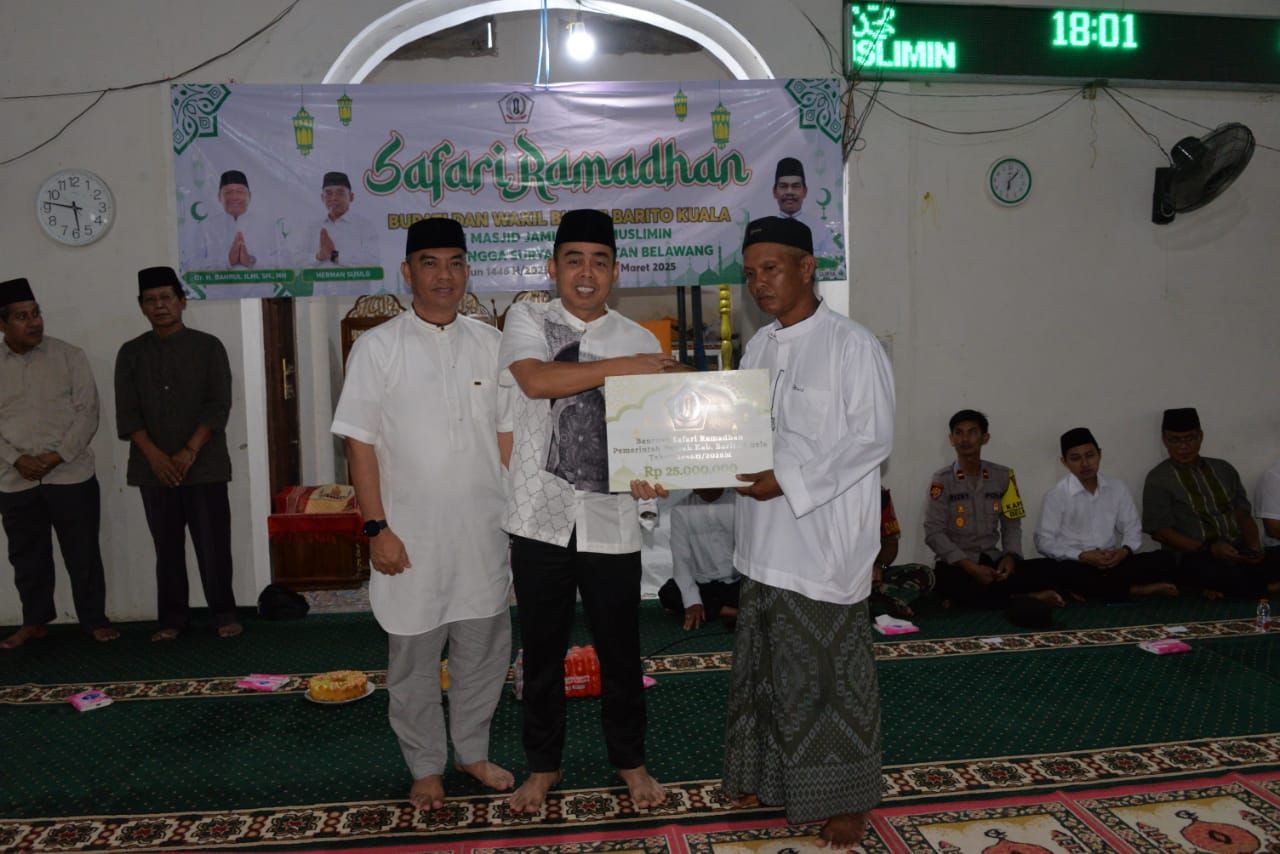 Wakil Bupati Barito Kuala Serahkan Bantuan di Safari Ramadhan Masjid Nurul Mislimin