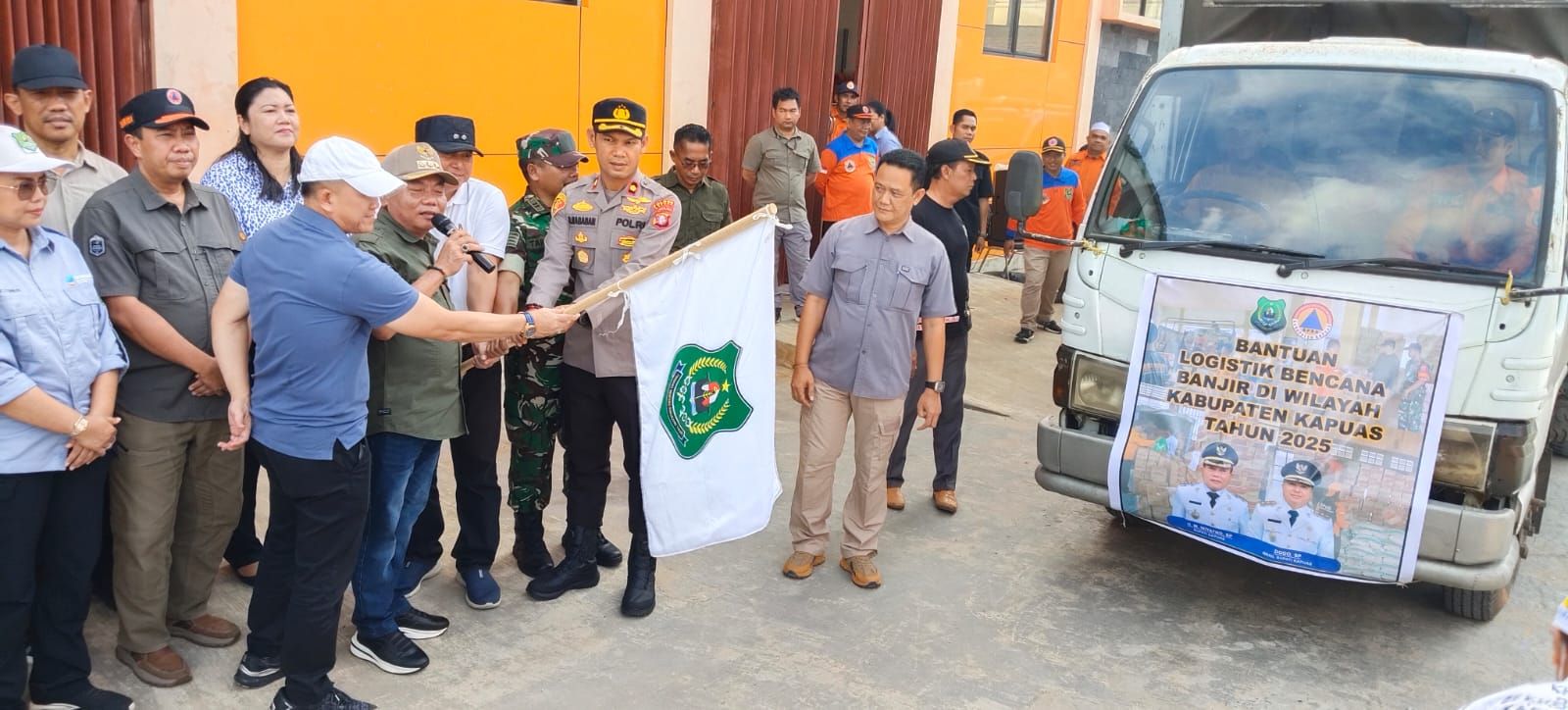 Bupati dan Wakil Bupati Kapuas, Berangkatkan Bantuan Logistik dan Obat Obatan Bantu Warga Terdampak Banjir di 4 Kecamatan