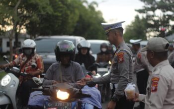 Bagian Perencanaan (BAGREN) Polres Kapuas Gelar Aksi Peduli Ramadhan 1446 H Kepada Pengguna Lalu Lintas.