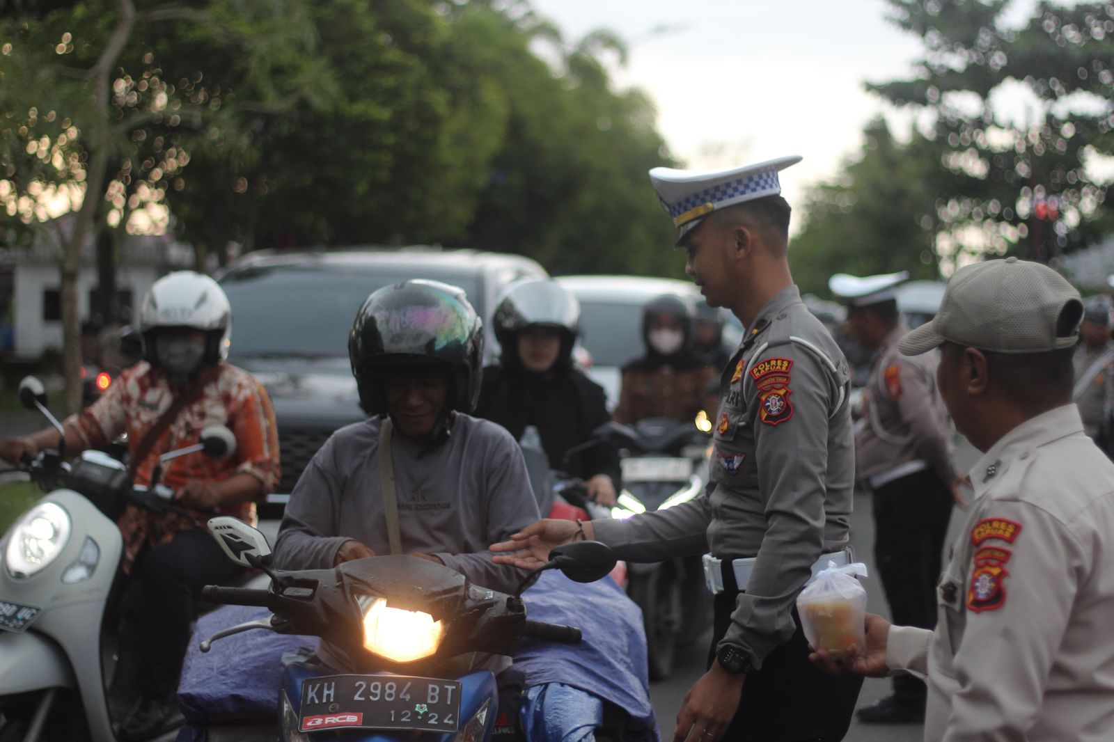 Bagian Perencanaan (BAGREN) Polres Kapuas Gelar Aksi Peduli Ramadhan 1446 H Kepada Pengguna Lalu Lintas.