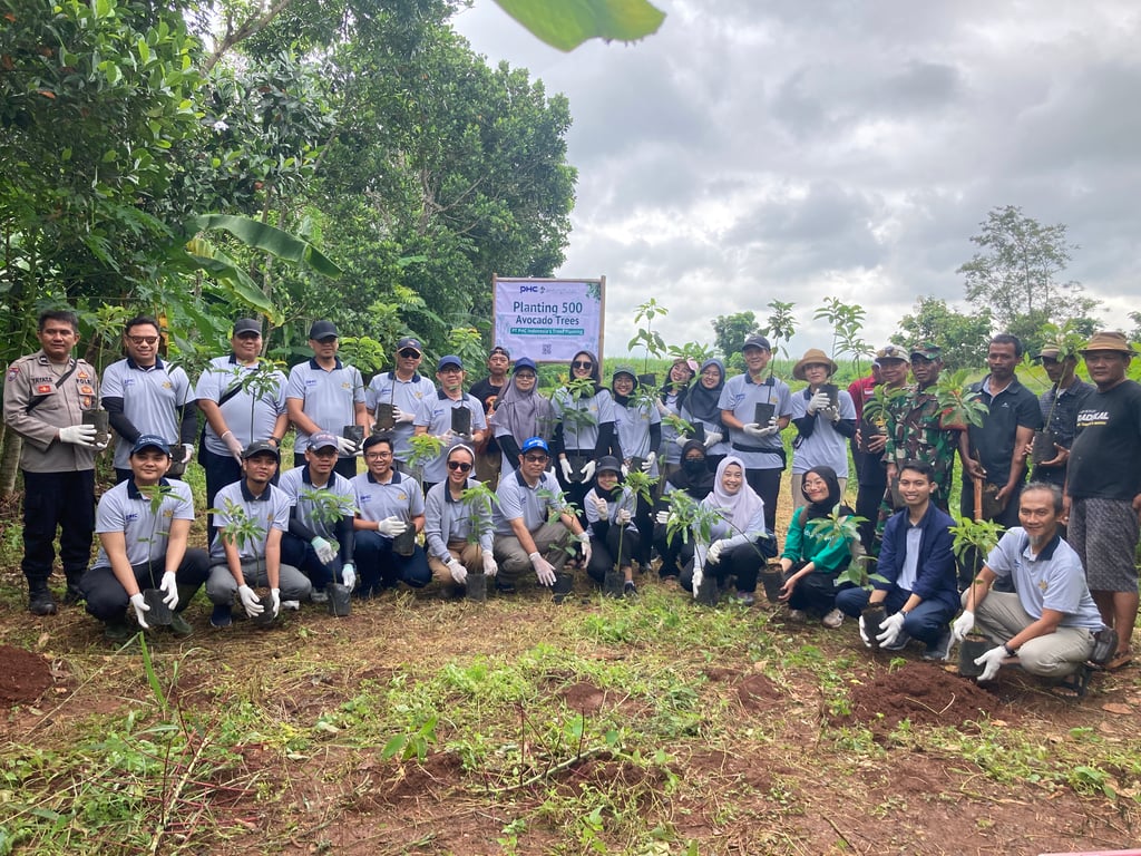 Dukung Keberlanjutan Lingkungan, PT PHC Indonesia Tanam 500 Pohon Alpukat di Desa Pasirbungur