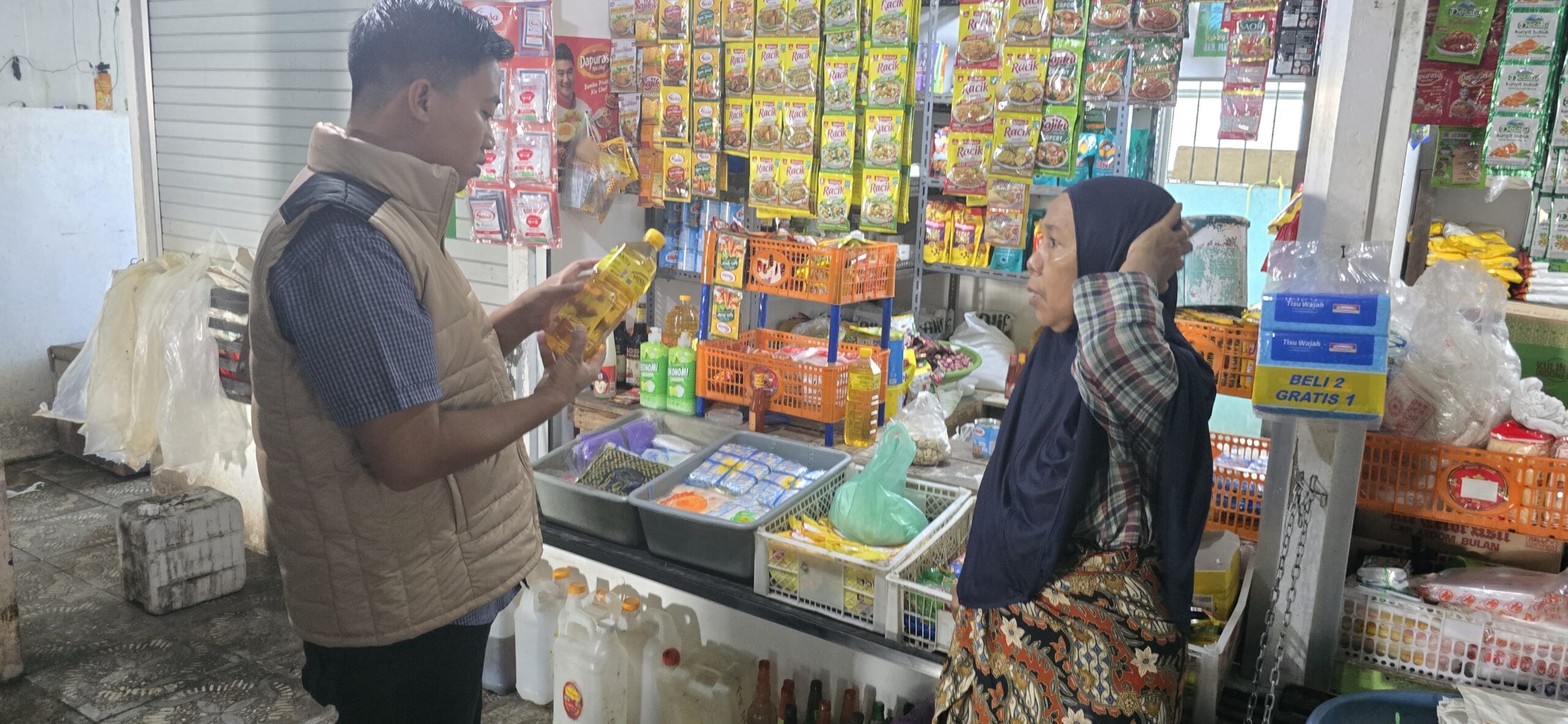 Satgas Pangan Reskrimsus Polda Kalsel Lakukan Pengecekan Minyak Goreng Merek “Minyakita” di Pasar Pandu Banjarmasin