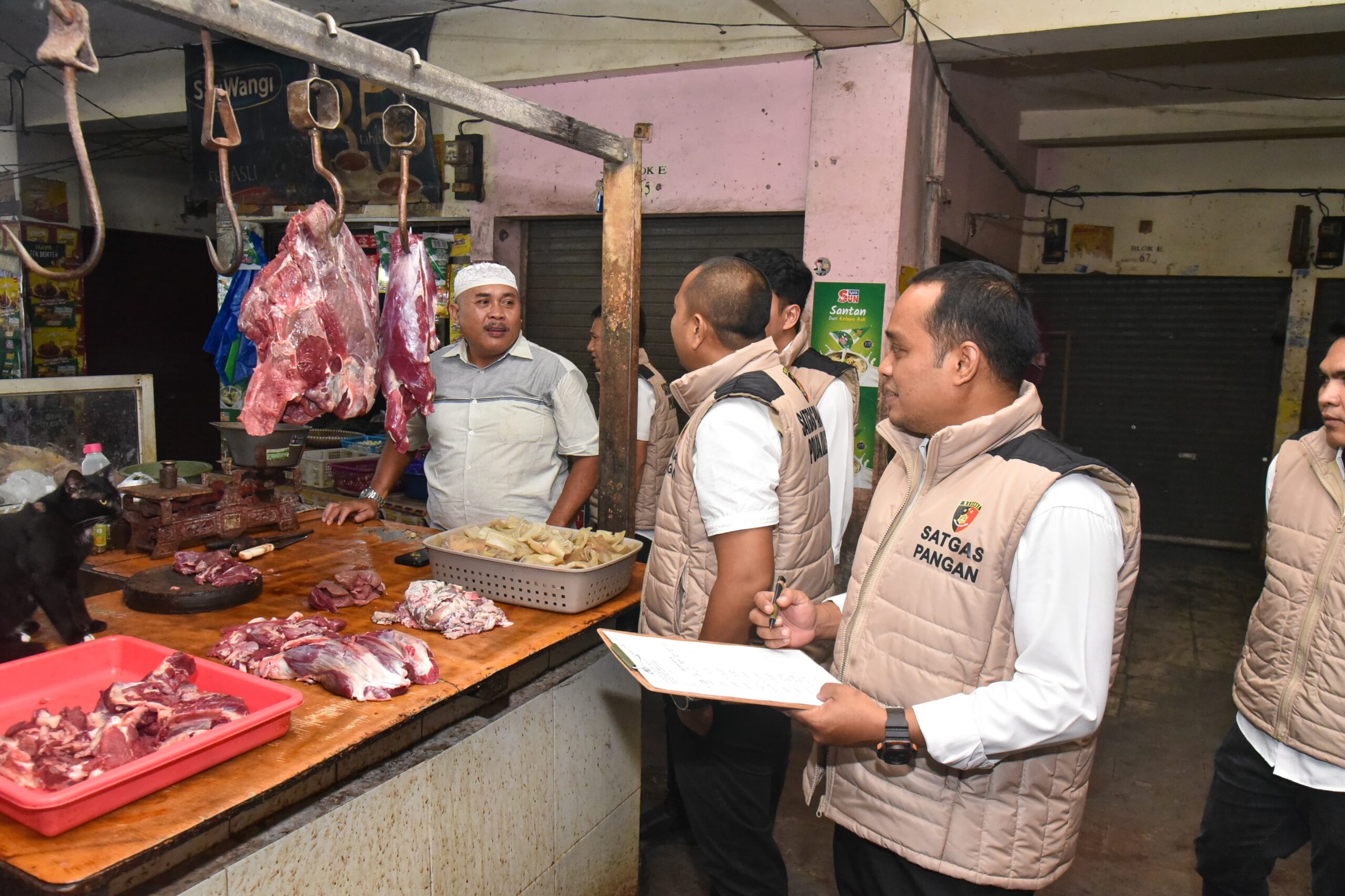 Satgas Pangan Reskrimsus Polda Kalsel Lakukan Pengecekan Bahan Pokok di Pasar Ahad