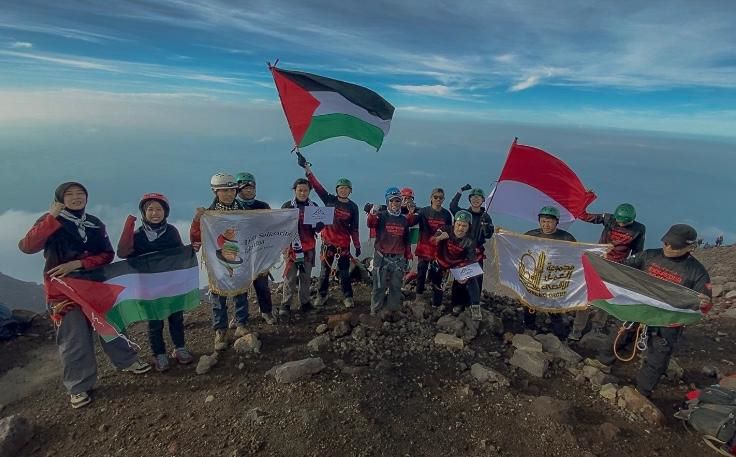 AWG Kibarkan Bendera Indonesia–Palestina di Puncak Gunung Raung