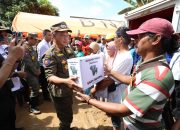 Respons Cepat Penanganan Longsor, Kemendagri Serahkan 4 Tenda Posko