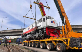 KAI Logistik Distribusikan 4 Lokomotif Hidrolik untuk Perkuat Kesiapan Operasional Angkutan Lebaran KAI Logistik Distribusikan 4 Lokomotif Hidrolik untuk Perkuat Kesiapan Operasional Angkutan Lebaran