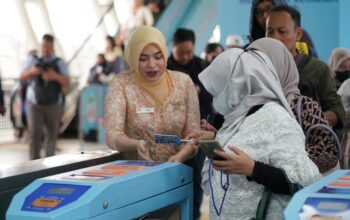 Kartini di Lintas Rel: Petugas LRT Jabodebek Berkebaya, Ajak Masyarakat Rayakan Emansipasi di Transportasi Publik