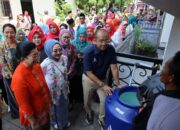 Sambut Hari Kartini, PAM JAYA dan TP PKK Bagi Toren Air Gratis kepada Para Ibu Pejuang Keluarga