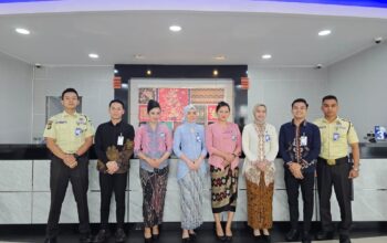 Peringati Hari Kartini, Frontliner BRI Branch Office Rawamangun Tampil Anggun Berkebaya