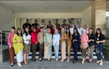 Semarak Hari Kartini, Pekerja BRI Branch Office Gunung Sahari Kenakan Pakaian Nasional Beraneka Warna